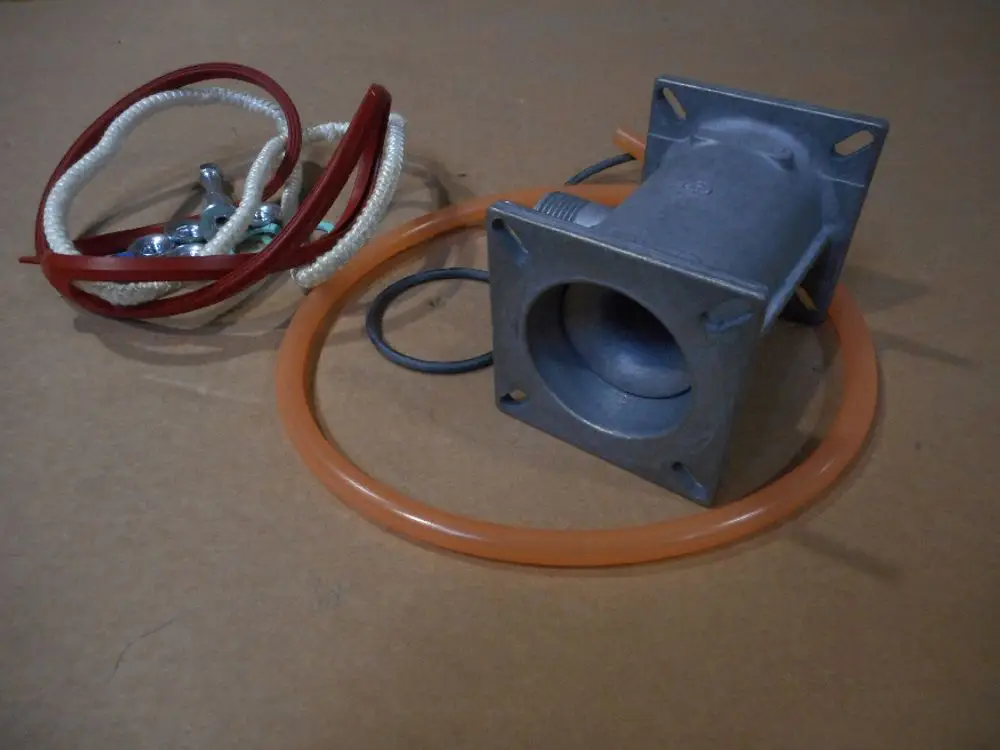 Metallisches Venturi-System mit mehreren Schläuchen und Verbindungselementen. Teile von Remeha zur Verwendung in Heizungsanlagen oder ähnlichen Anwendungen.